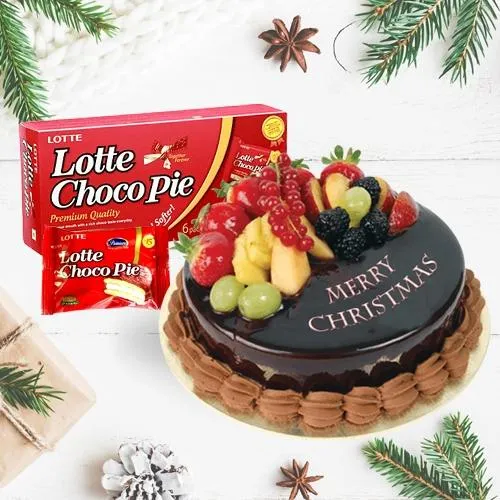 Delicious Fresh Fruits Cake with a Box of Choco Pie	