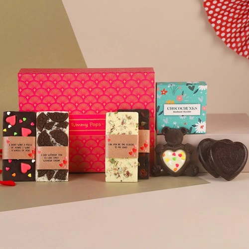 Alluring V-Day Hamper of Chocolates with Greetings Card