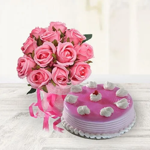 Online Strawberry Cake with Pink Roses Bouquet