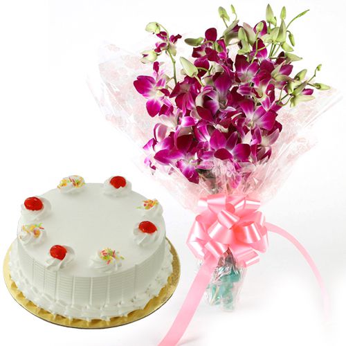 Delicious Vanilla Cake with Orchids Bouquet