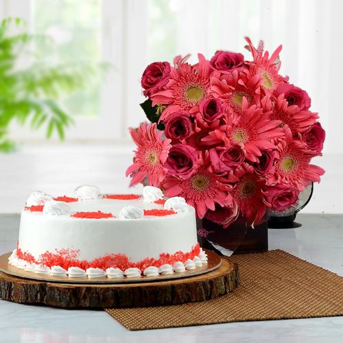 Ideal Gift of Mixed Pink Flowers Bouquet n Red Velvet Cake