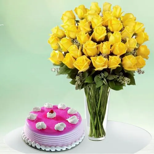 Enticing Gift of Yellow Roses Vase with Strawberry Cake  	