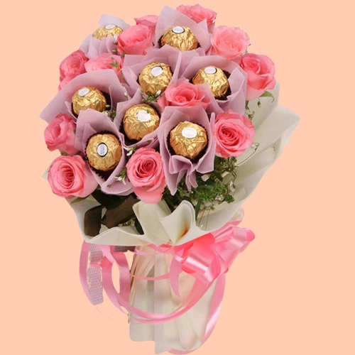 Delightful Moms Day Treat of Ferrero Rocher N Pink Rose Bouquet
