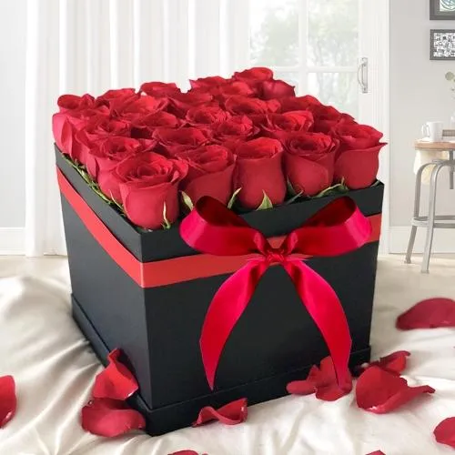 Exquisite Gift Box Arrangement of Roses Bed