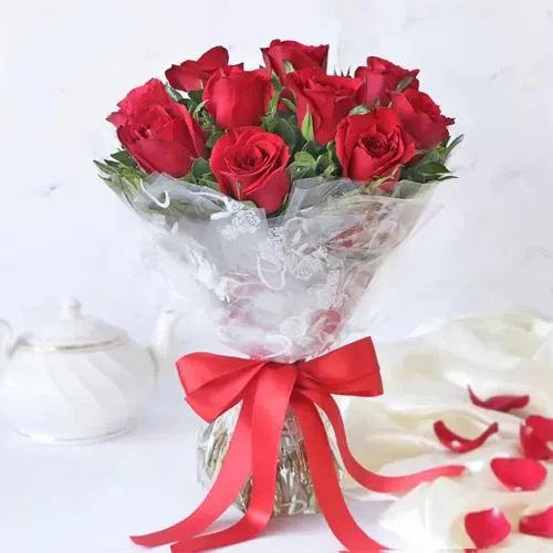 Charming Hand Bouquet of Premium Dutch Roses