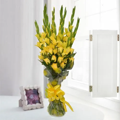 Magnificent Yellow Flower Bouquet of Gladiolus n Roses