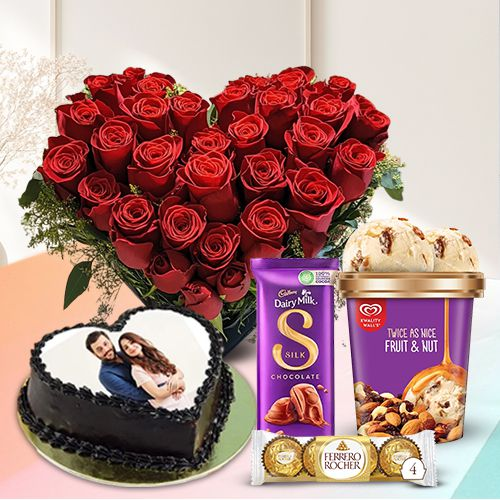 Splendid Combo of Kwality Walls Ice Cream with Hearty Roses n Delectable
