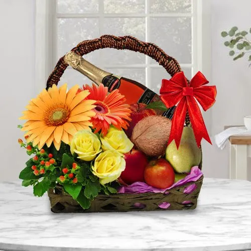 Delightful Here Comes the Santa Gift Hamper