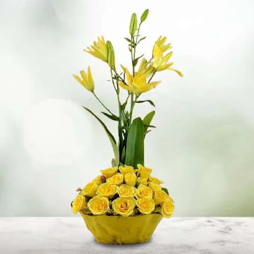Cheerful Floral Arrangement of Roses n Lilies